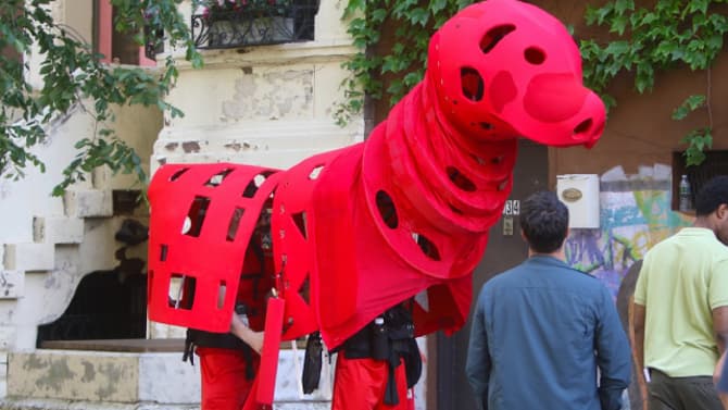 Check Out These Strange Photos From The Set Of The CLIFFORD THE BIG RED DOG Movie